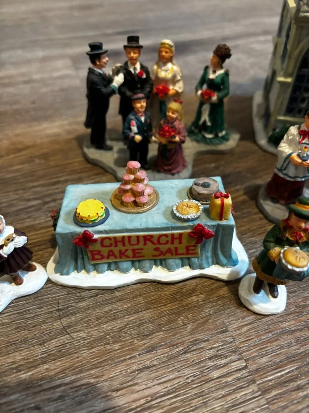 Lemax Christmas Village light up house St, Nicholas Church set w/8 accessories